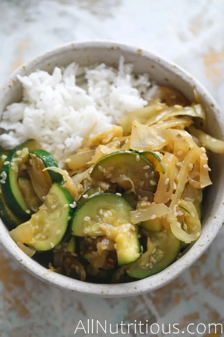 zucchini stir fry with garlic and sesame seeds