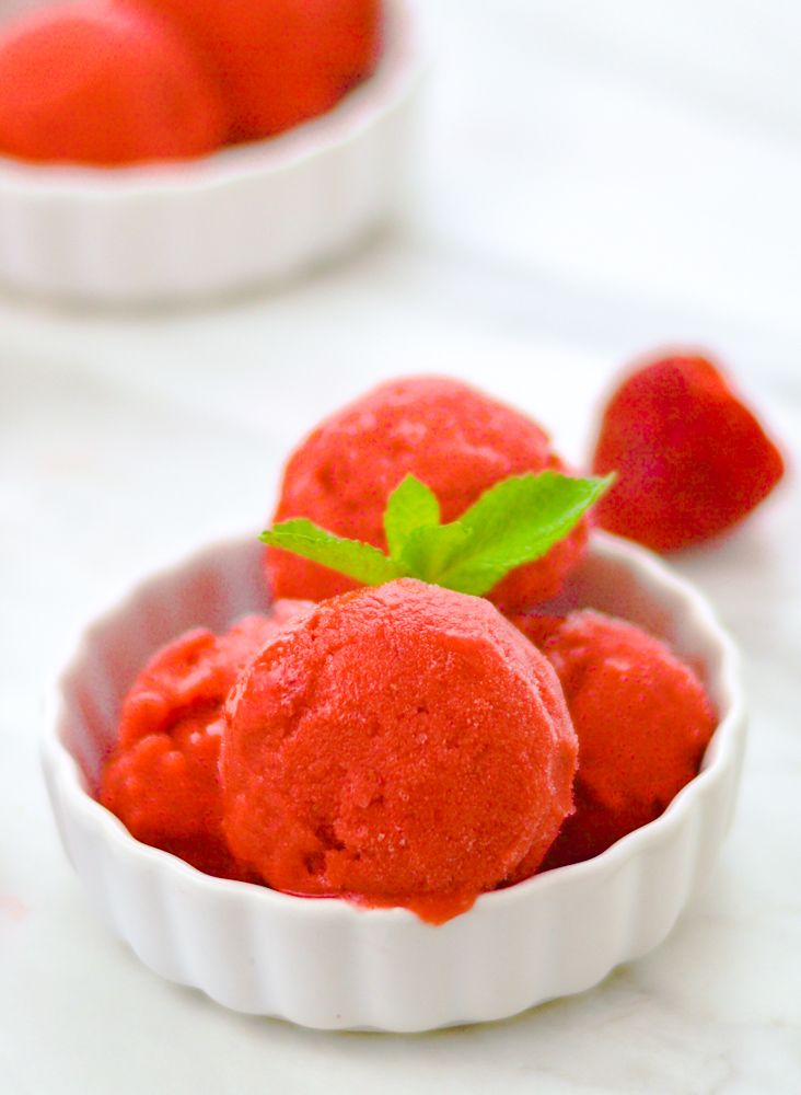 strawberry frozen yoghurt