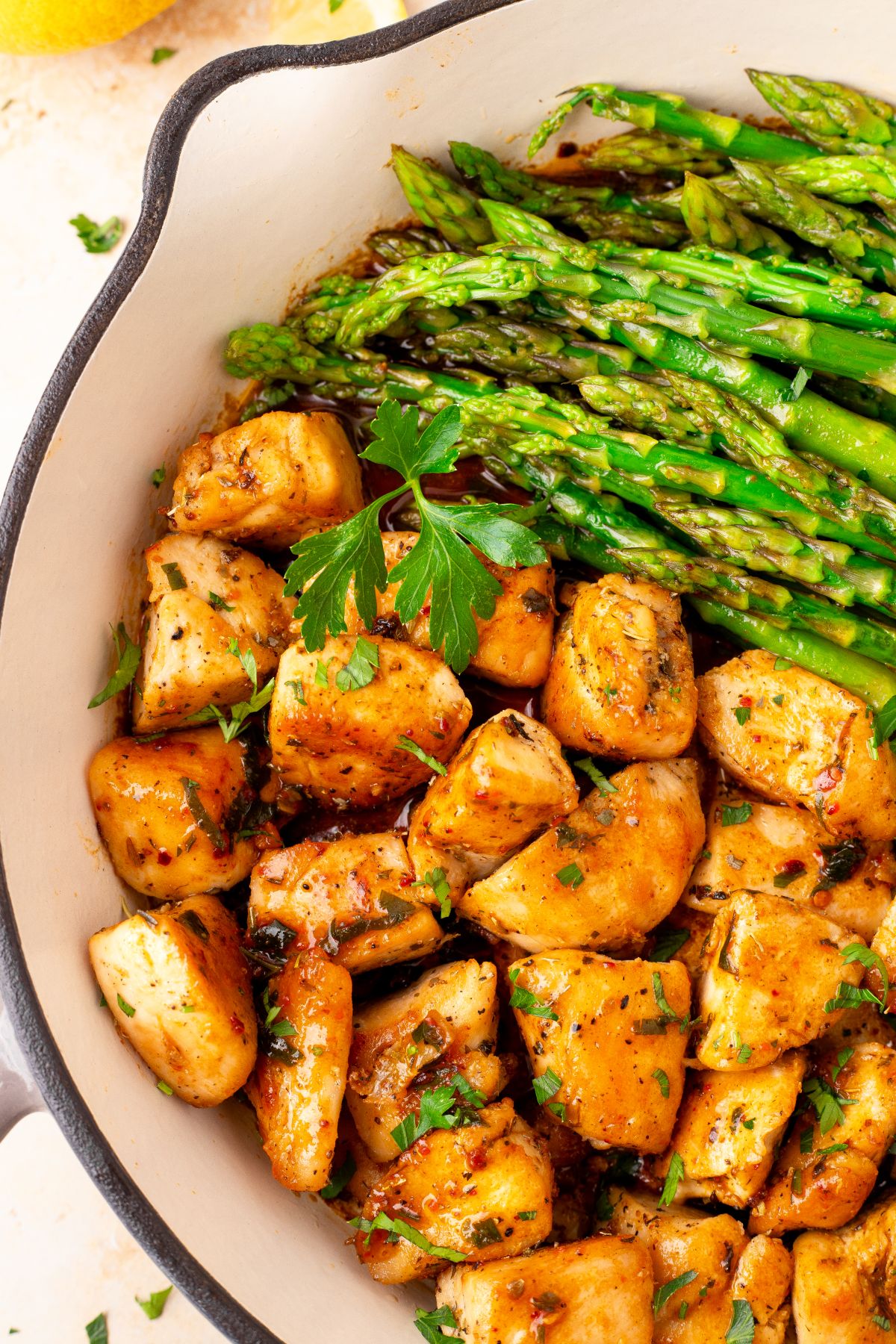 Delicious Garlic Butter Chicken Bites with Asparagus